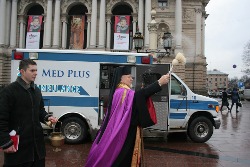 Головний капелан УГКЦ освятив реанімобілі які поїдуть в зону АТО.(ФОТО)